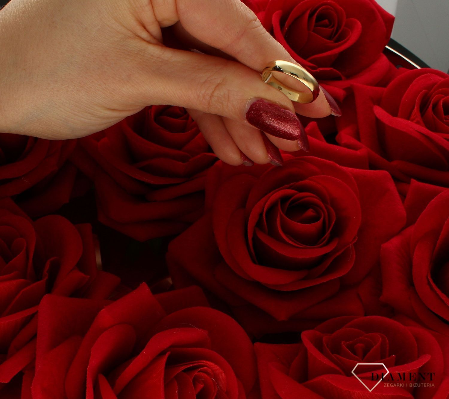 Półokrągła złota obrączka 4 mm 585 – klasyczna obrączka ślubna z żółtego złota.  Obrączki to jeden z najważniejszych elementów ślubnej uroczystości. 1.jpg